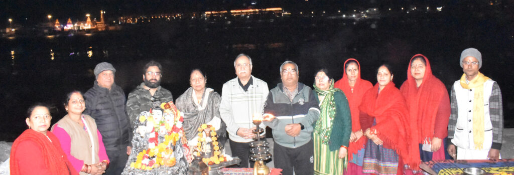 पूर्णानंद घाट पर महिला गंगा आरती में शहीद जवानों को समर्पित की गंगा आरती