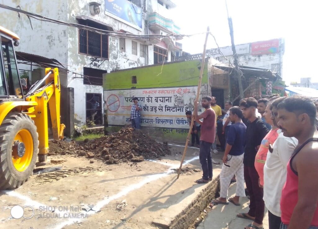 बिलसंडा नगर पंचायत की सरकारी जमीन पर किए गए अतिक्रमण को प्रशासन ने जेसीबी से कराया ध्वस्त , मचा हड़कंप