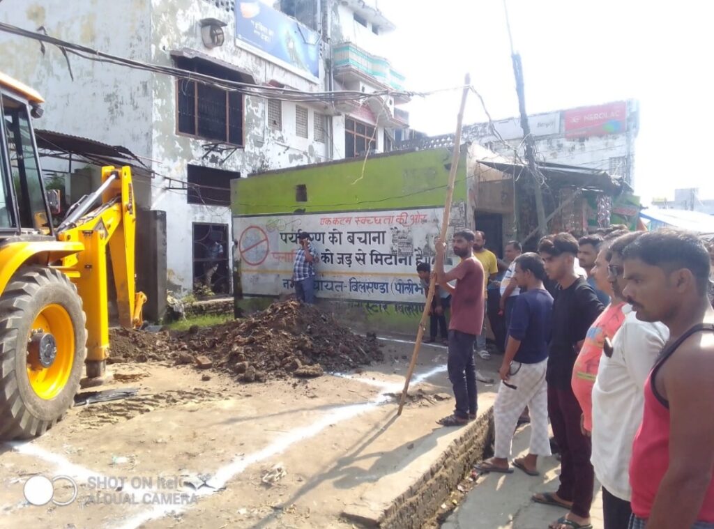 जिला पंचायत की दुकानों के आगे नगर पंचायत की नवीन दुकानों का निर्माण कार्य जारी